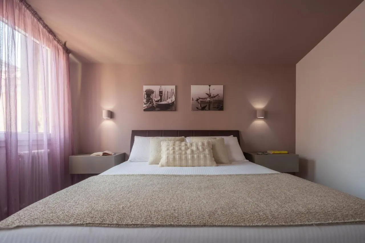 Sant'Aponal Cozy Apartment With Balcony R&R Venice Italy