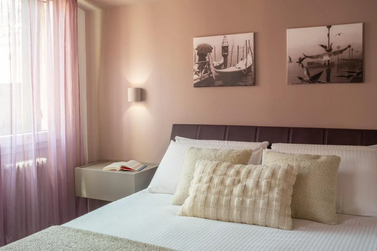 Sant'Aponal Cozy Apartment With Balcony R&R Venice Italy