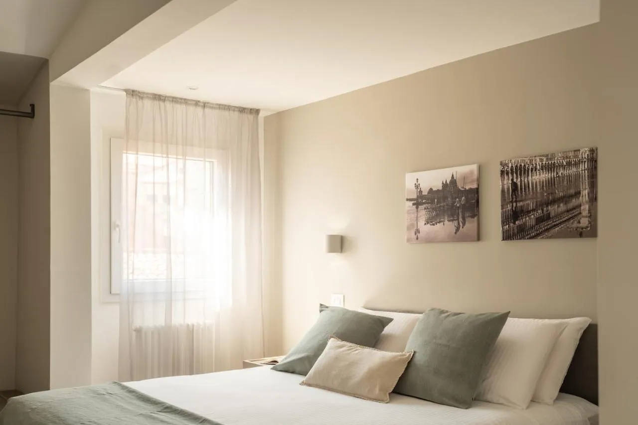 Sant'Aponal Cozy Apartment With Balcony R&R Venice