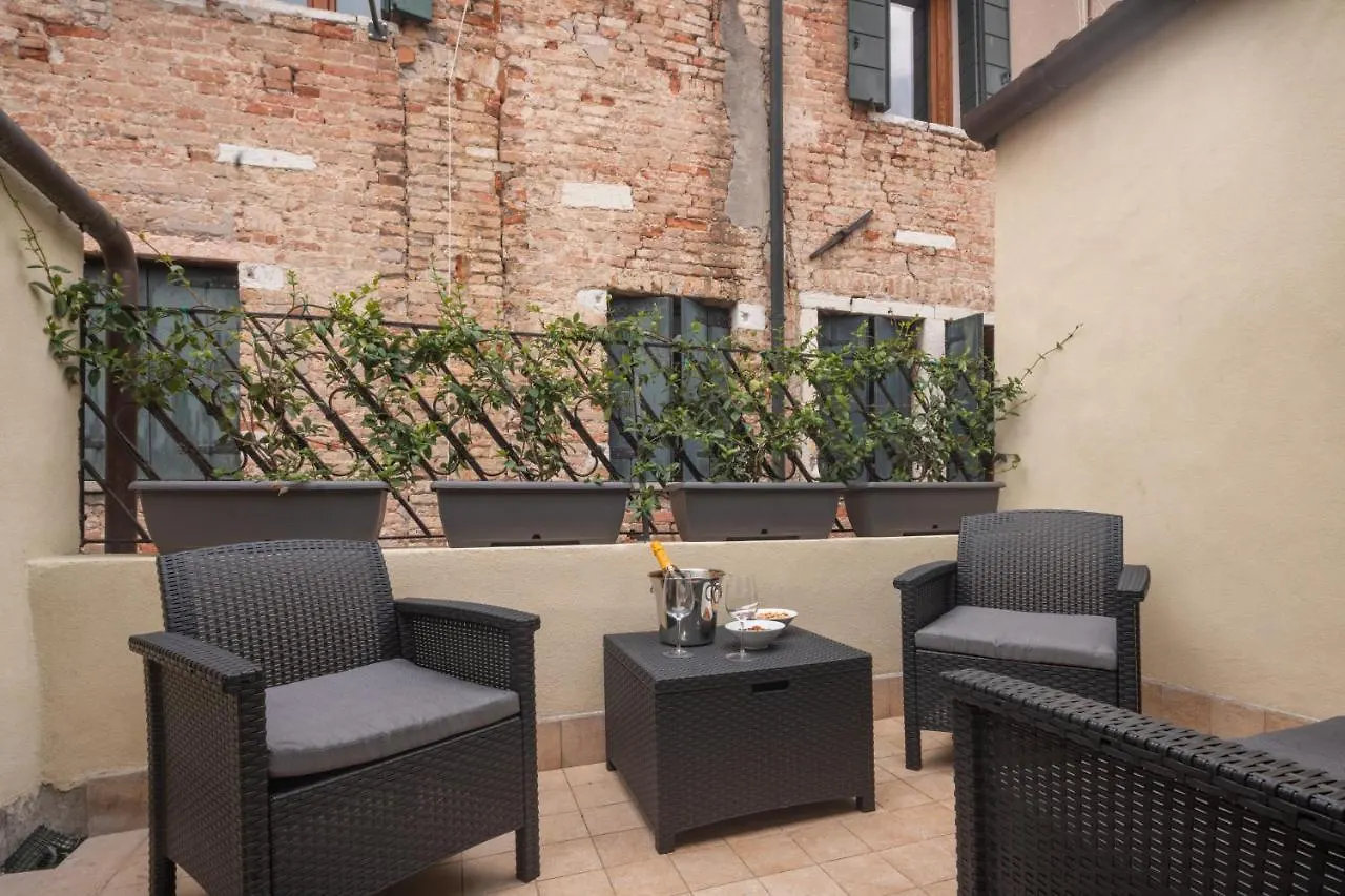 Sant\'Aponal Cozy Apartment With Balcony R&R location